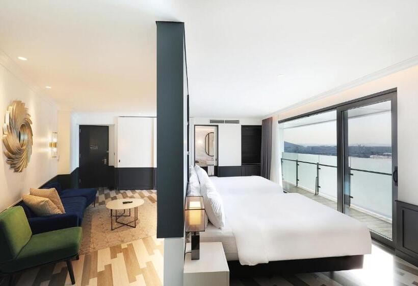 Junior suite with river view, Marinabay Seoul Ara