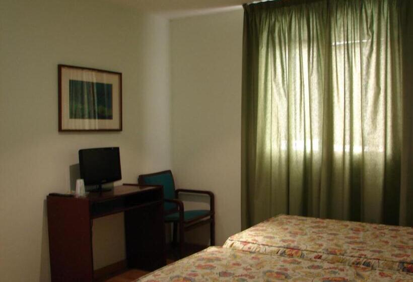 اتاق استاندارد سه نفره, Hostal Del Ripollès