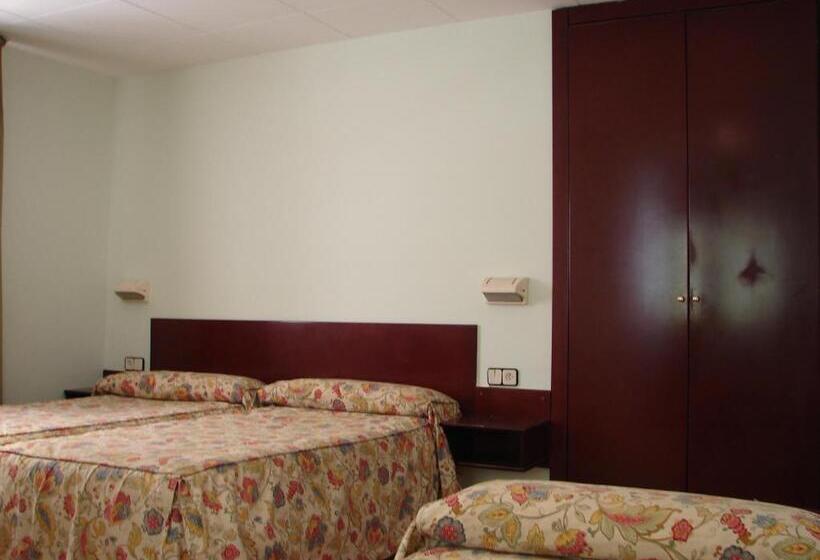 اتاق استاندارد سه نفره, Hostal Del Ripollès