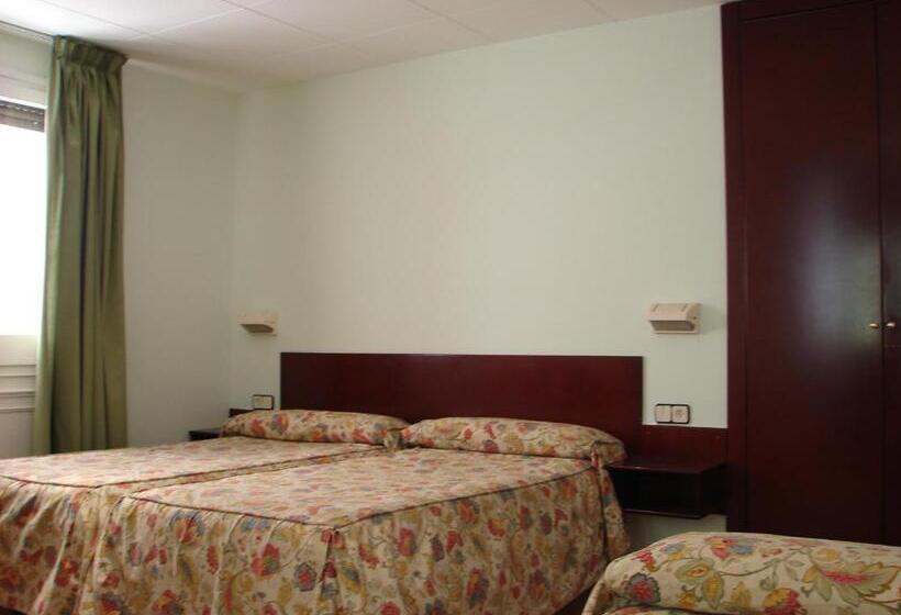 اتاق استاندارد سه نفره, Hostal Del Ripollès