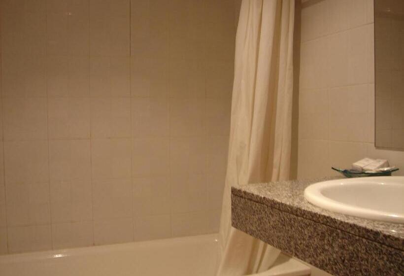 اتاق استاندارد سه نفره, Hostal Del Ripollès
