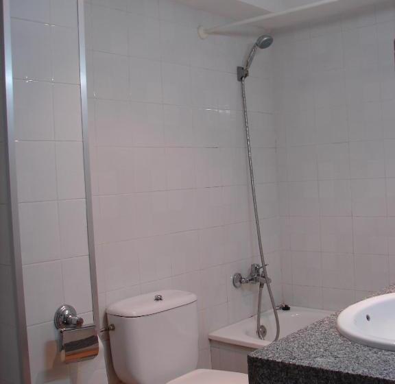 اتاق استاندارد سه نفره, Hostal Del Ripollès