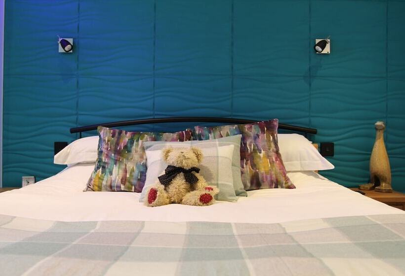 سوییت, The Salty Monk Bed & Breakfast
