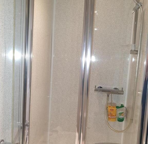 Quarto Estandar, Glascoed Guest House