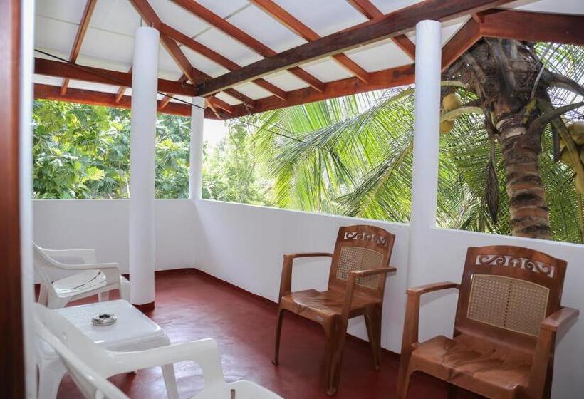 اتاق لوکس با بالکن, Tithira Guest House