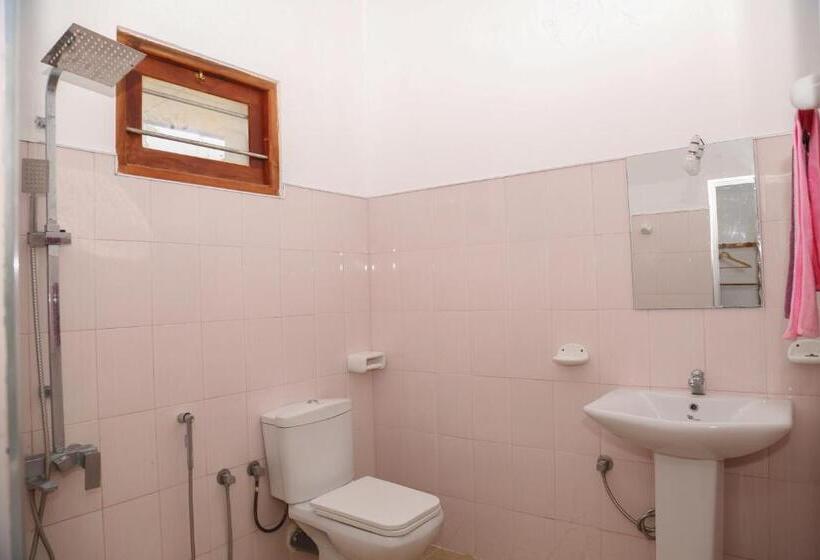 اتاق خانوادگی, Tithira Guest House