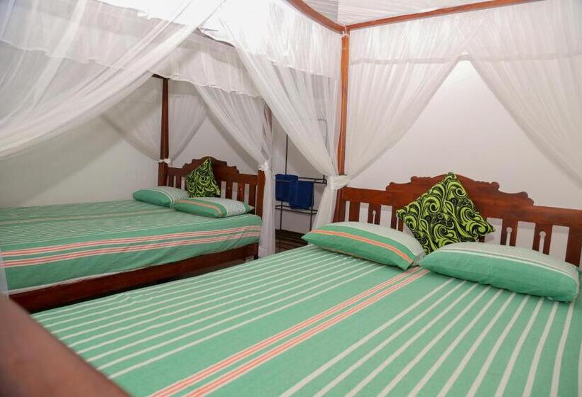 اتاق خانوادگی با چشم‌انداز باغ, Tithira Guest House