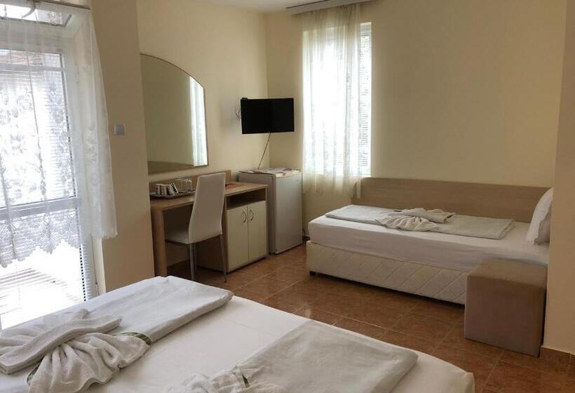 Трехместный Номер Стандарт с Балконом, Borko Guest House