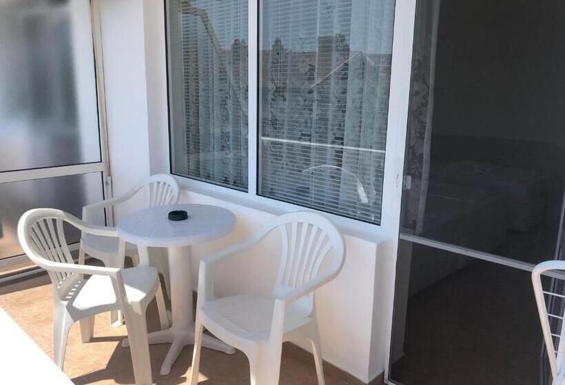 Трехместный Номер Стандарт с Балконом, Borko Guest House