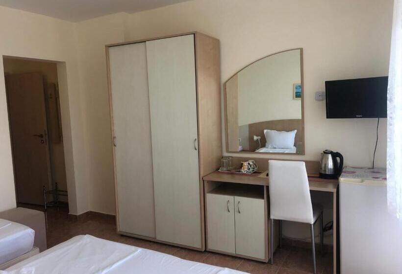Номер Стандарт Трехместный, Borko Guest House