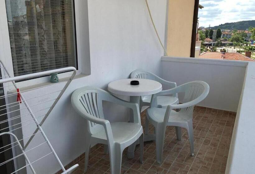 Номер Стандарт Трехместный, Borko Guest House