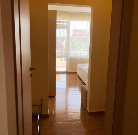 Трехместный Номер Стандарт с Балконом, Borko Guest House
