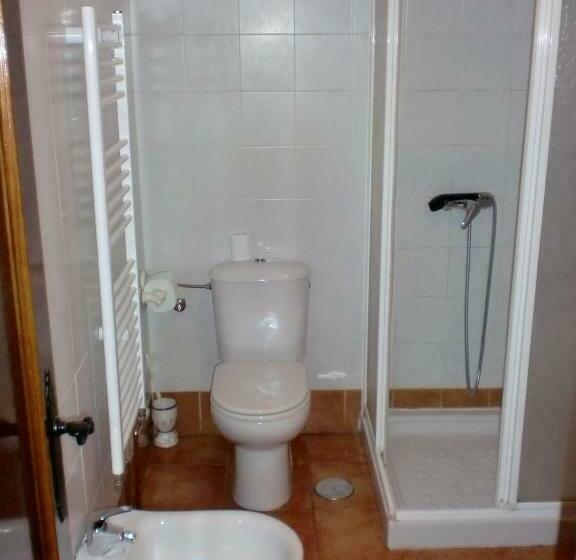 Номер Стандарт Трехместный, Hostal Las Tres Jotas
