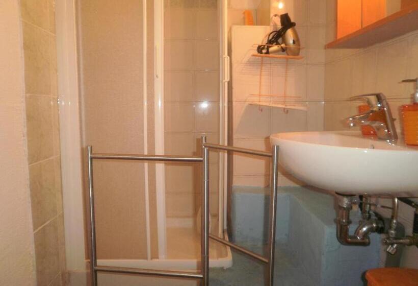غرفة قياسية ثلاثية, Guest House Erika