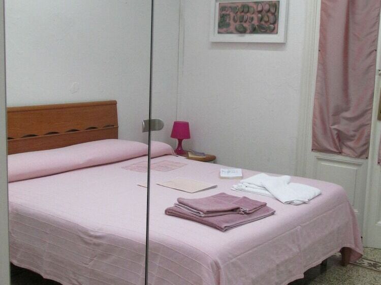غرفة قياسية ثلاثية, Guest House Erika