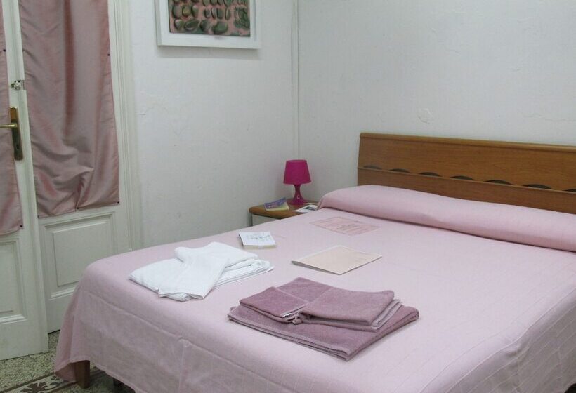 غرفة قياسية ثلاثية, Guest House Erika