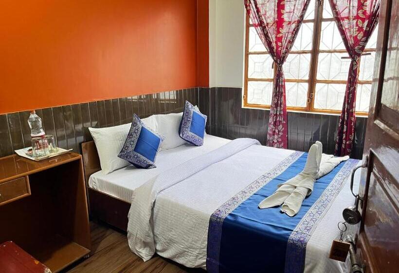 اتاق استاندارد با سرویس بهداشتی مشترک, Family Guest House