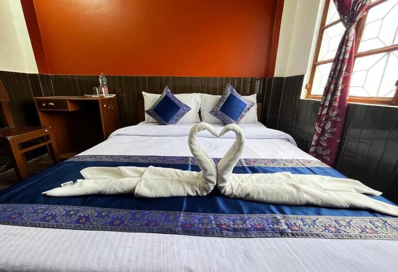 اتاق استاندارد با سرویس بهداشتی مشترک, Family Guest House