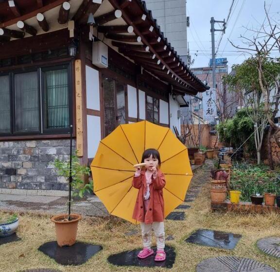 Номер Стандарт Вид на Сад, Dasomchae Hanok Stay