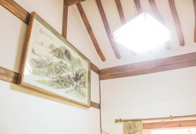 Номер Стандарт Вид на Сад, Dasomchae Hanok Stay