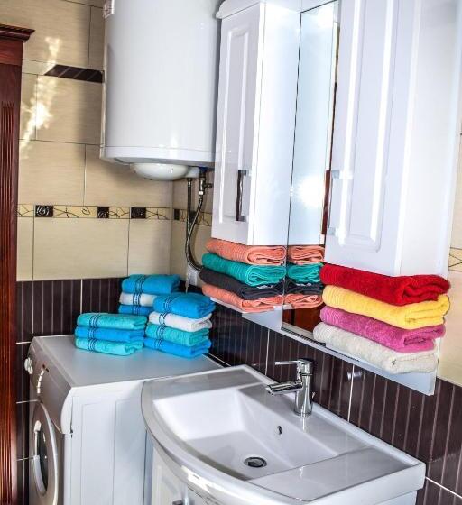 1 Bedroom Apartment Lake View, Ema Guest House