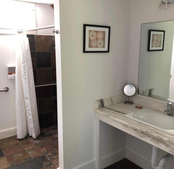 스위트 킹사이즈 침대, Shoreham Inn Bed & Breakfast