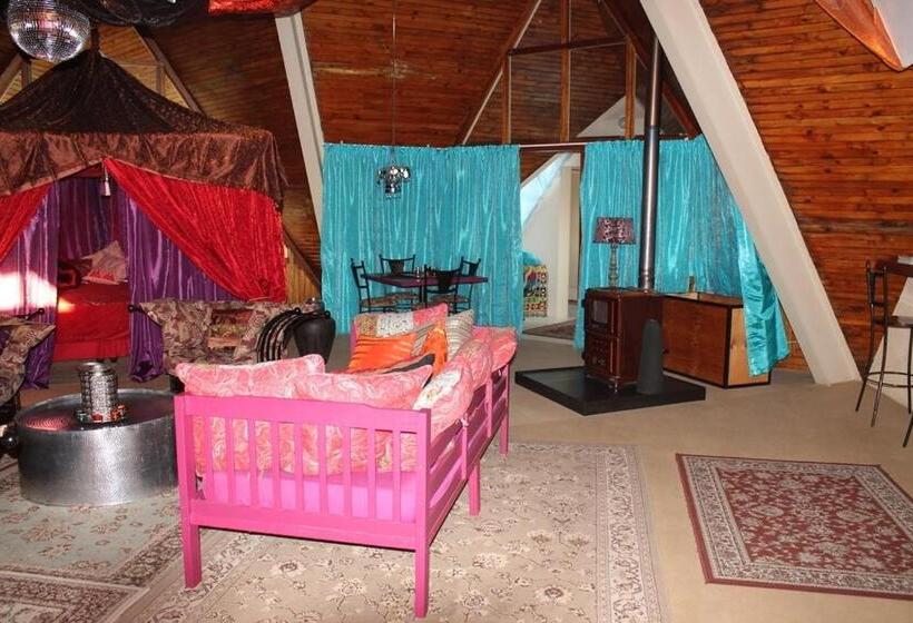 家庭间, Pyramids Motel