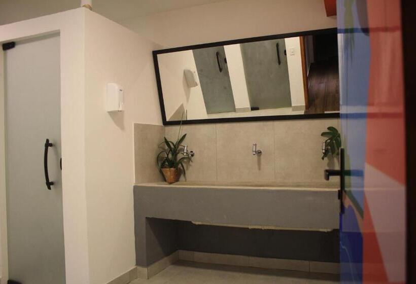 اتاق خانوادگی, Massambaba Hostel