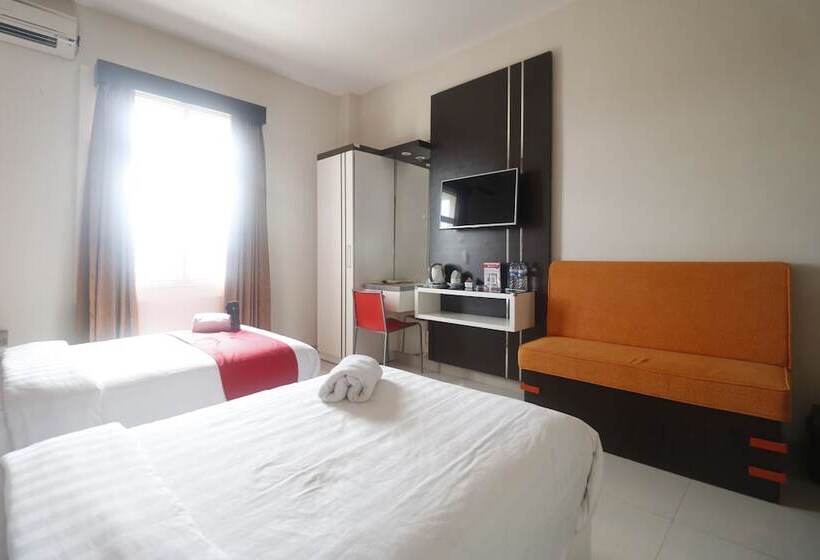 Номер Deluxe, Reddoorz Plus Near Universitas Negeri Makassar