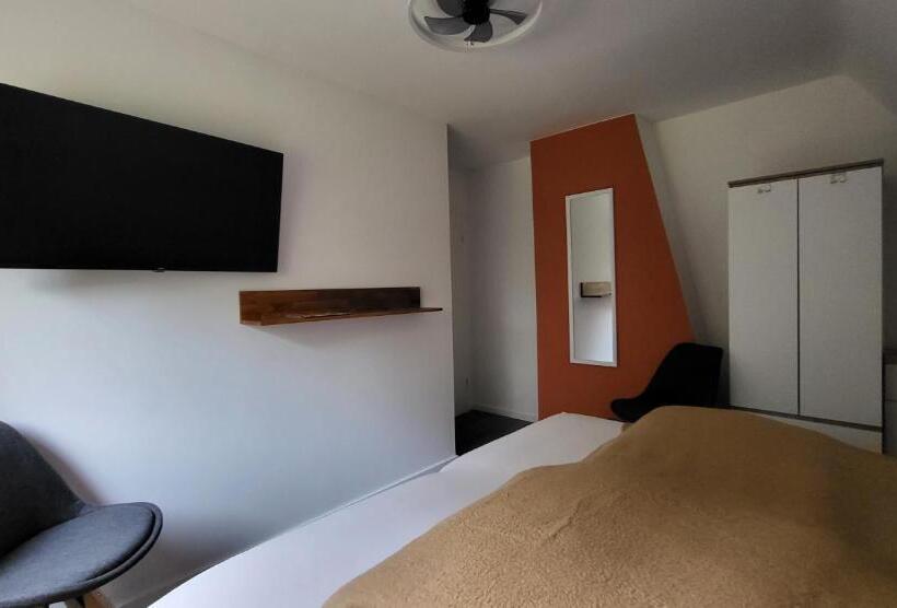 Дом 4 Спальни, Ullas Gästehaus
