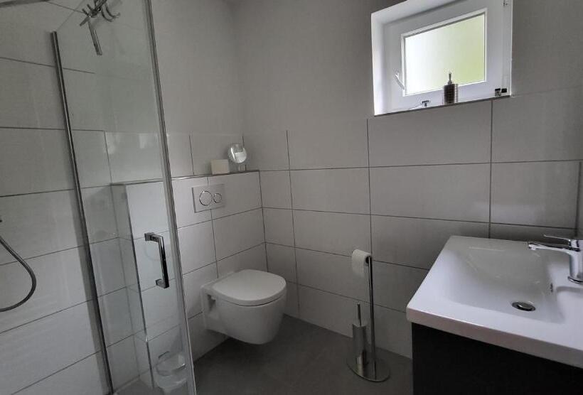 Дом 4 Спальни, Ullas Gästehaus