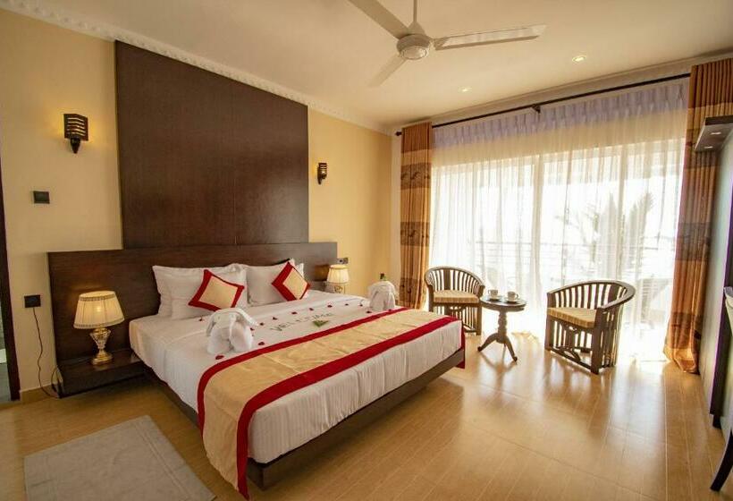 اتاق لوکس با چشم‌انداز دریا, Manara Beach