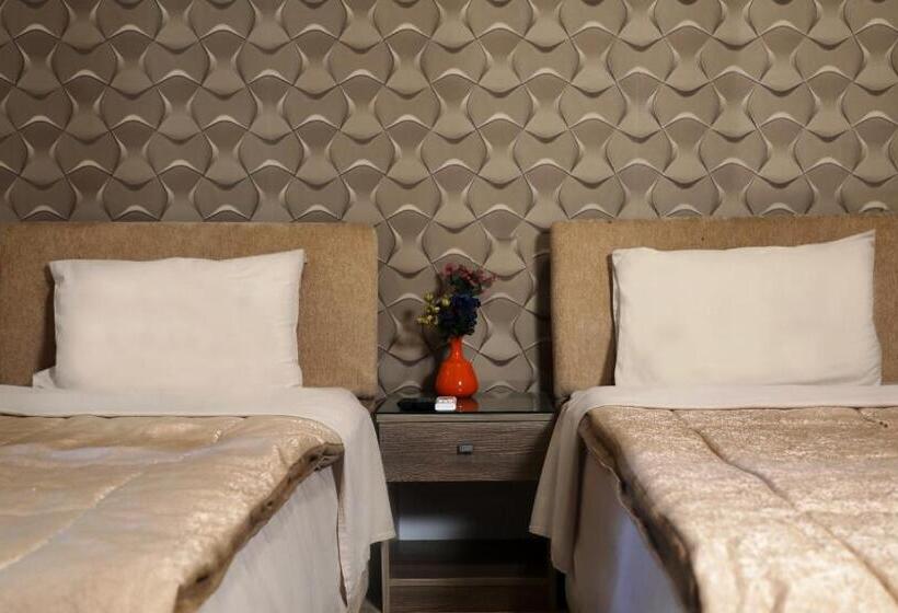 اتاق استاندارد سه نفره, Holy Sheet Hostel