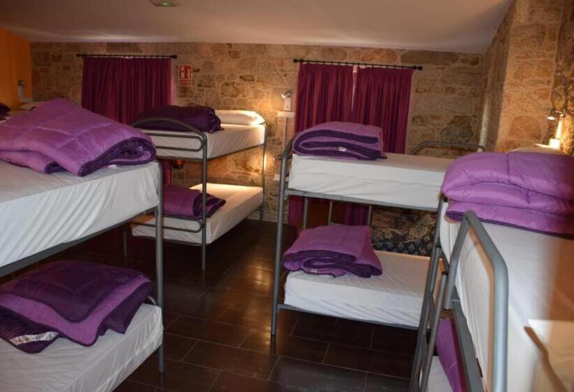 تختخواب در اتاق مشترک, O Cabanel Albergue Bar