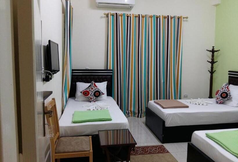 اتاق سه‌نفرۀ استاندارد با سرویس بهداشتی بیرون از اتاق, Golden Star Hostel