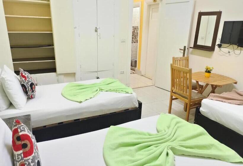 اتاق سه‌نفرۀ استاندارد با سرویس بهداشتی بیرون از اتاق, Golden Star Hostel