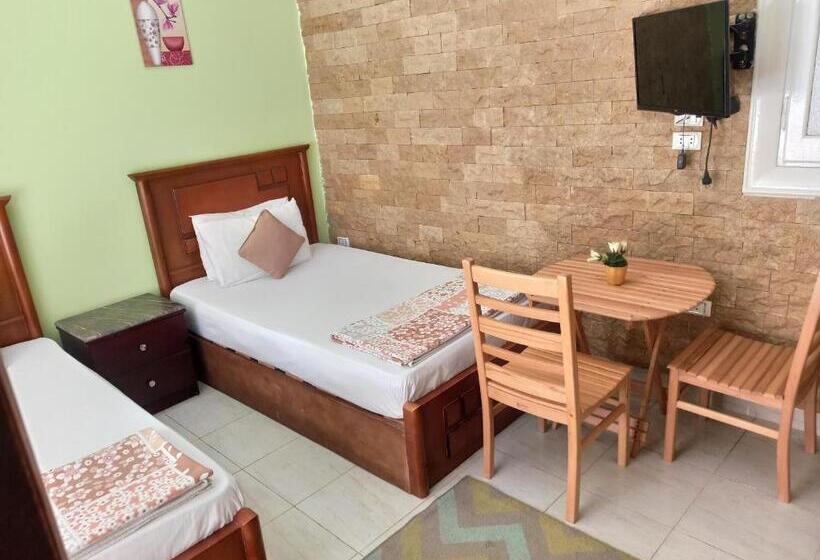 اتاق لوکس با بالکن, Golden Star Hostel