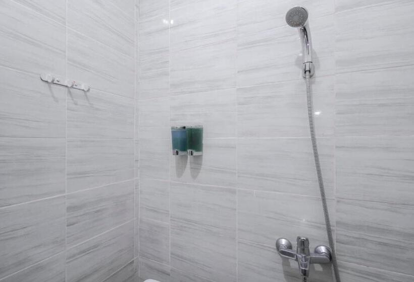 Номер Deluxe, Reddoorz Plus Near Galaxy Bekasi