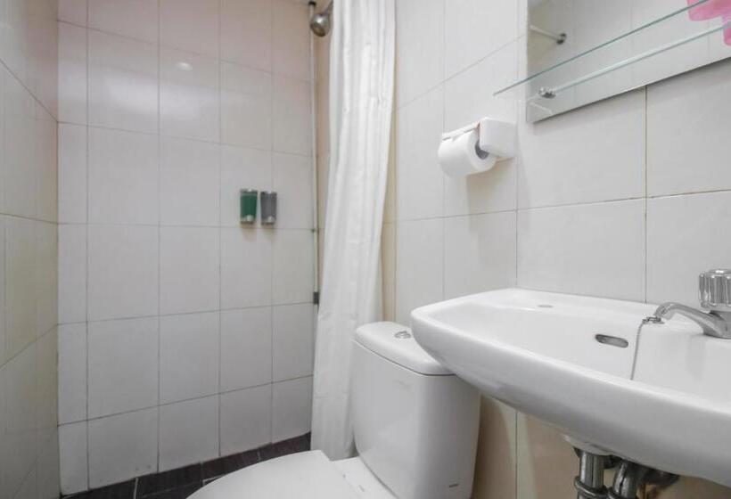 Номер Economy, Reddoorz Plus Near Galaxy Bekasi