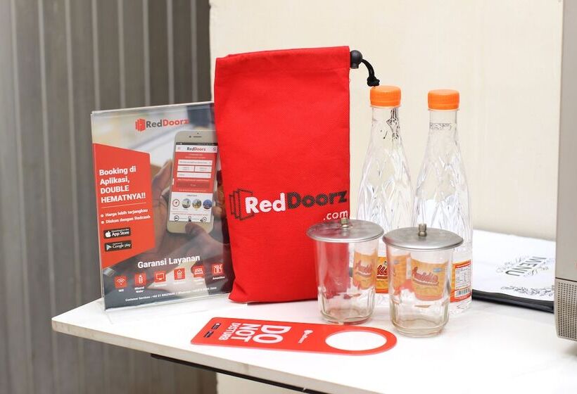 Номер Стандарт, Reddoorz @ Supratman Street