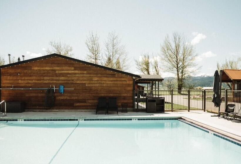 استودیوی استاندارد, Teton Valley Resort