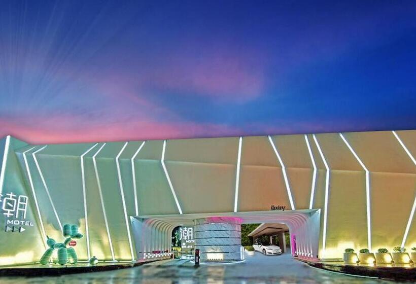 اتاق خانوادگی, Chao Motel