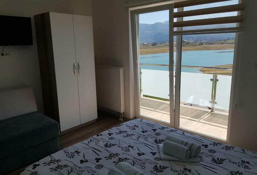 اتاق لوکس با چشم‌انداز دریاچه, Mediteran B&b