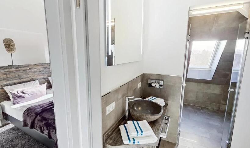 수피리어 스위트, Boardinghouse Emden