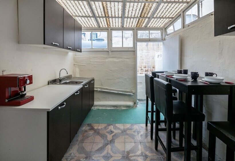 سوئیت راحتی, Valletta Kampnar City Living