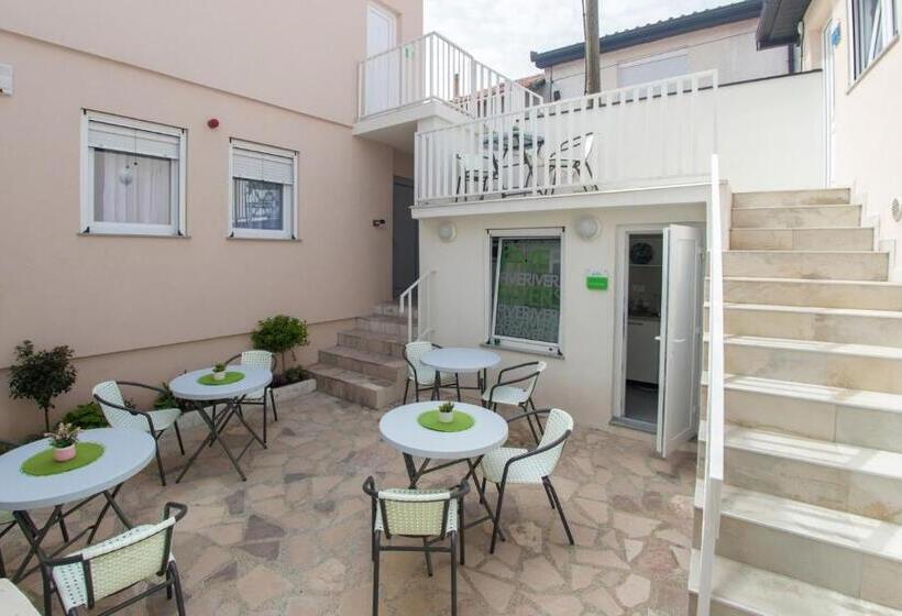 اتاق لوکس, Five Rivers Rooms
