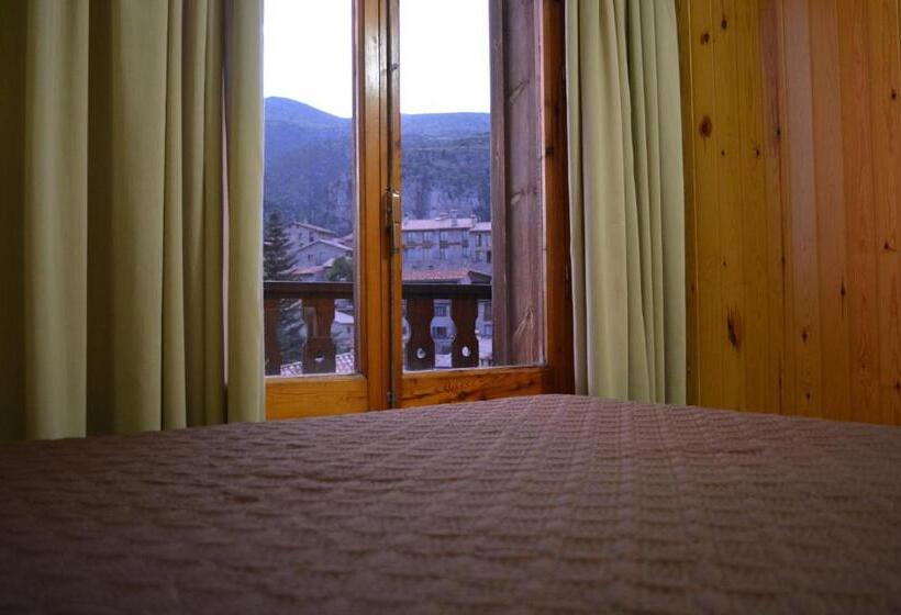 Номер Стандарт Трехместный, Hostal La Neu