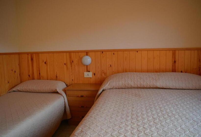 Номер Стандарт Трехместный, Hostal La Neu