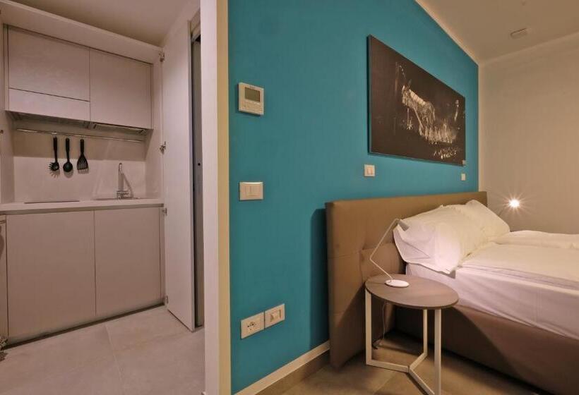 Студия Стандарт, Relais Villa Clodia