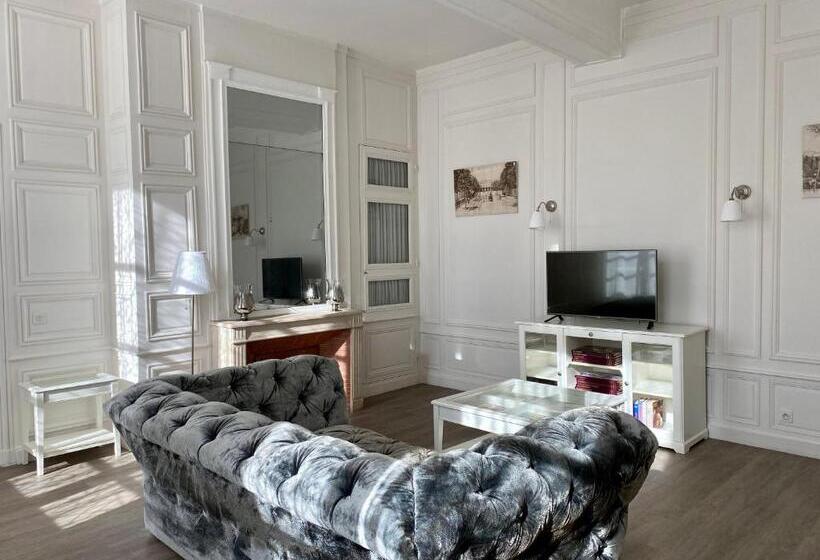 سوییت لوکس, Particulier De Champrond